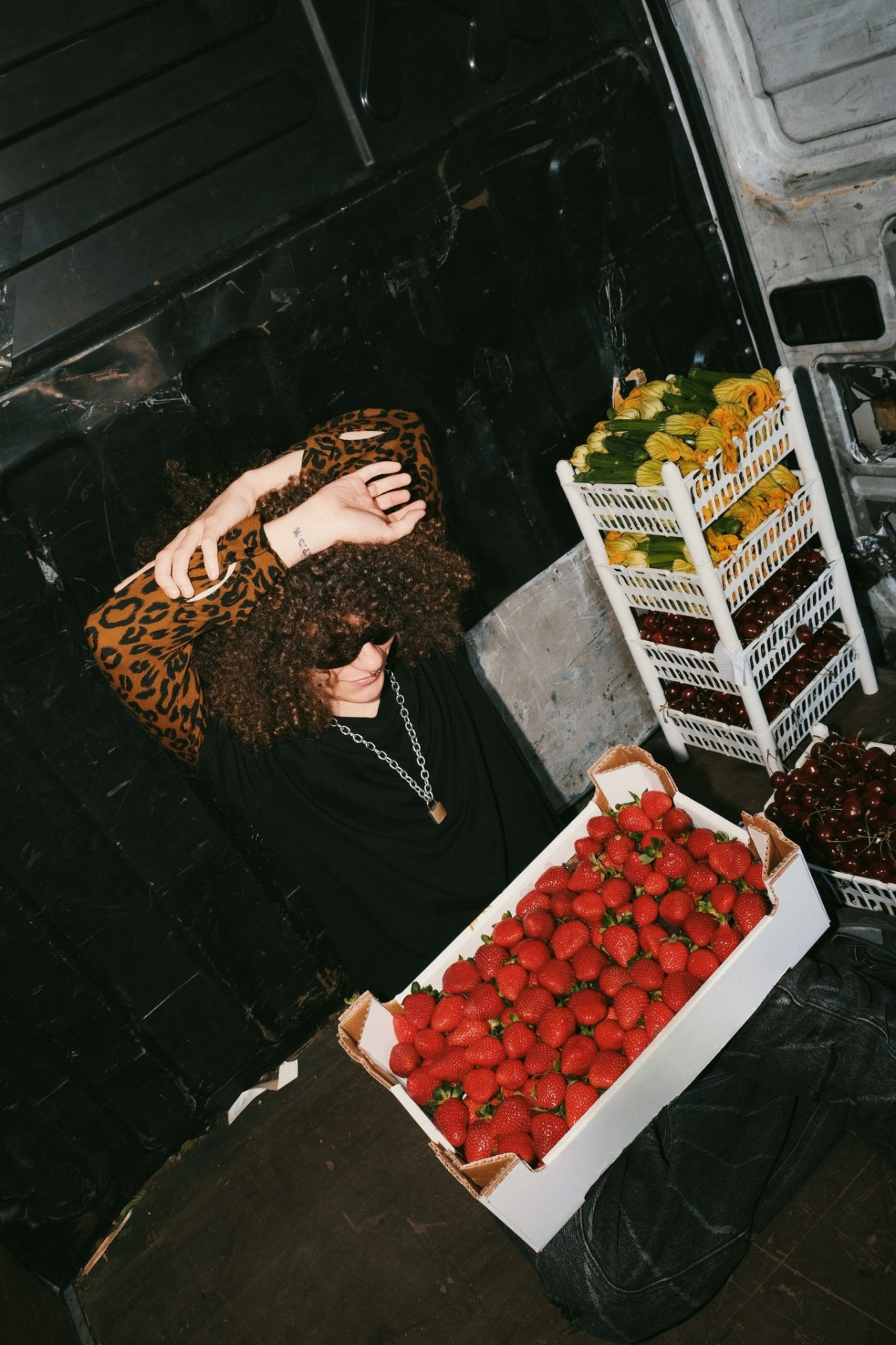 Nel furgone con fragole e ciliegie